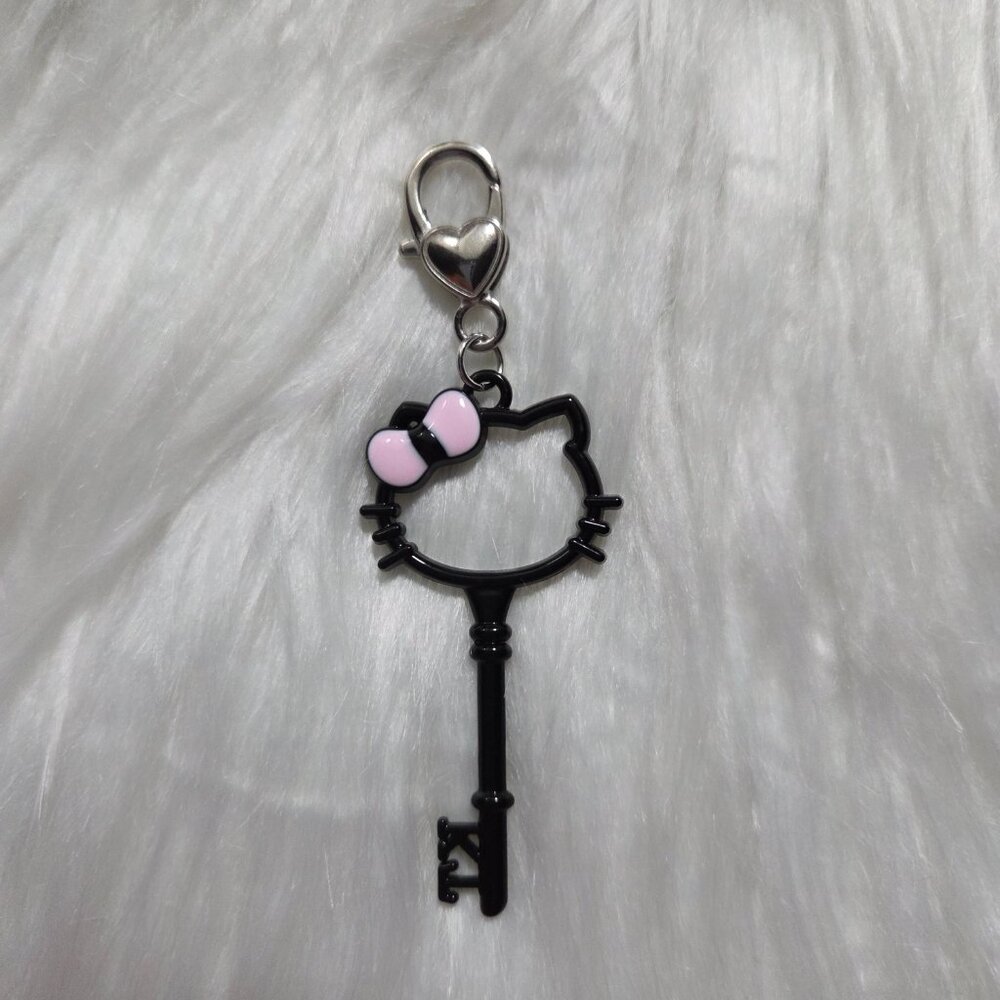 Hello Kitty Key Design Keychain - Picture 2 of 3